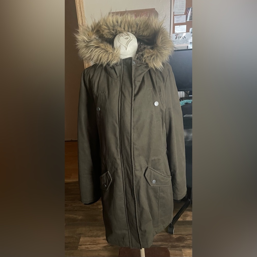 Halitech Women’s Heavy Weight Long Length Winter Coat Size Medium Army green